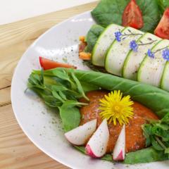 Cukkini tekercsek salátalevelekkel a kertből virágokkal