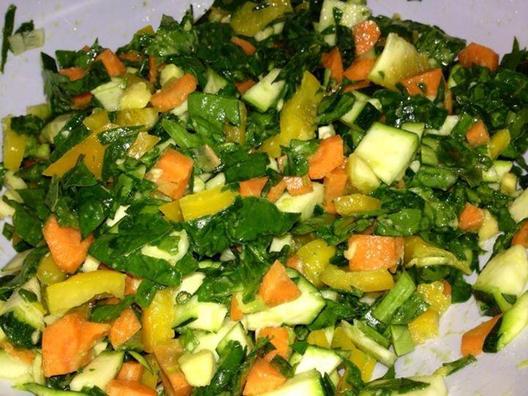 Könnyű és ropogós saláta cukkini, sárgarépa, spenót, sárga paprika, avokádó és citromlé