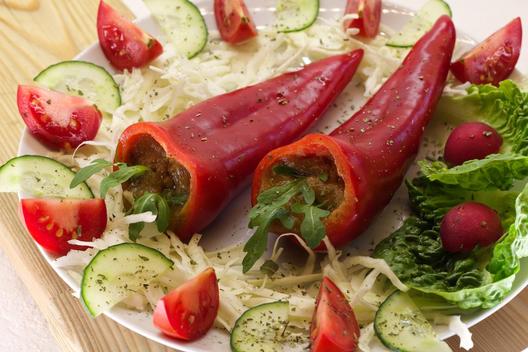 Kivivel es datolyával töltött paprika