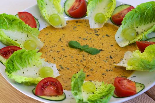Uborka - paprika - szőlő -  leves bazsalikommal