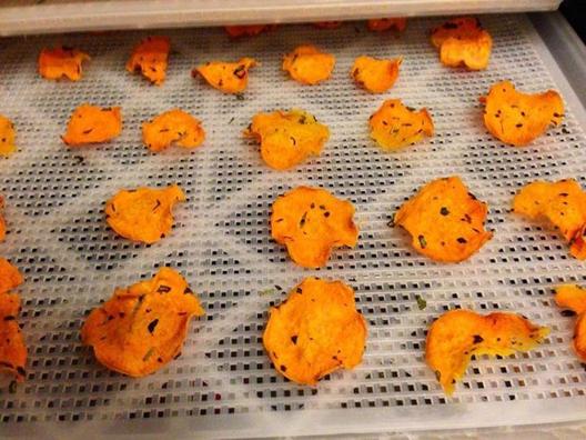 Finom édesburgonya chips készül az aszalóban ^ _ ^