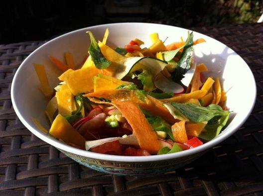 Madársaláta, butternut tök, retek, répa, cukkini, avokádó - paradicsom öntettel