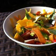 Madársaláta, butternut tök, retek, répa, cukkini, avokádó - paradicsom öntettel