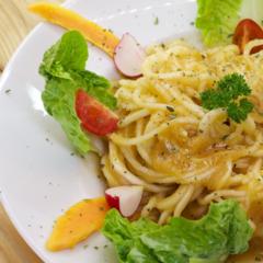 Kétféle retek-tészta papaya-krémmel