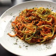 Tök - cukkini "spagetti" egy finom sárga paprika, avokádó, citrom, édeskömény, bazsalikom mártással