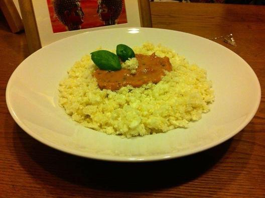 Karfiol "rizs" ízletes paradicsom, avokádó, bazsalikom mártással