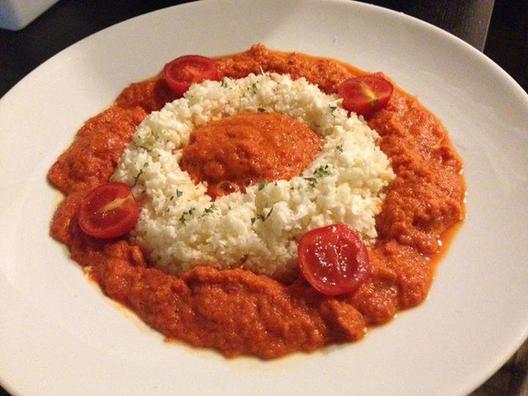 Karfiol "rizs" piros paprika, sárgarépa, avokádó, petrezselyem mártással, egy kis citromlével és koktélparadicsom körettel.
