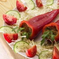Kivivel es datolyával töltött paprika