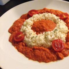 Karfiol "rizs" piros paprika, sárgarépa, avokádó, petrezselyem mártással, egy kis citromlével és koktélparadicsom körettel.