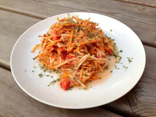 Csak reszelt sütőtök és cukkini egy apróra vágott piros paprika és sok paradicsomból, fél avokádóból és két citrom levébl készült mártás. Nagy étkezés.
