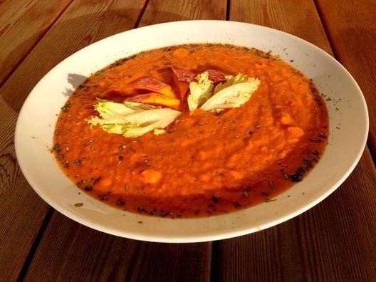 Enyhén csípős és édes zöldségleves ananászból, datolyából, zellerrel, vörös borssal, egy kis kókusz húsával és kevés gyömbér, hokkaido és butternut tök darabokkal. Egyszerűen csodálatos!