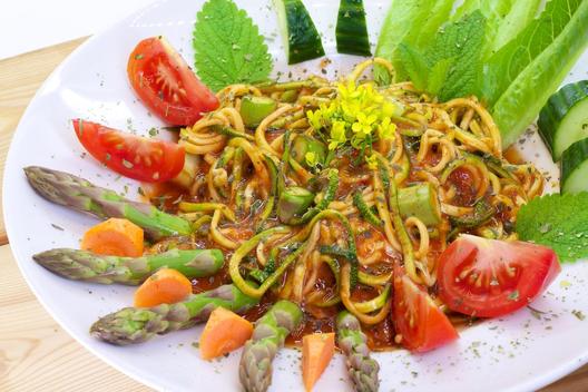 Spárgatészta bok choy virággal
