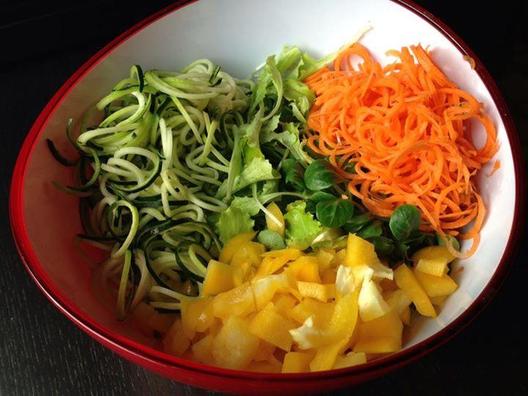 Színes saláta <3 - cukkini, sárgarépa, sárga paprika, leveles zöldek