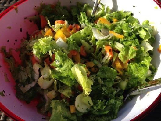 Kiadós és ropogós saláta - saláta, cikória, sárgarépa, sárga paprika, uborka, avokádó, citrom, bazsalikom és metélőhagyma