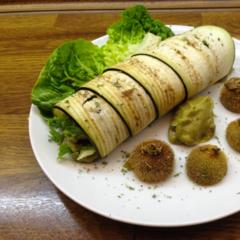 Padlizsán tekercs salátával és sajt - mártással