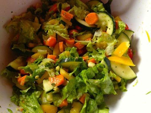 Könnyed és ropogós - zöld saláta, koktél paradicsom, sárgarépa, cukkini, sárga paprika, avokádó, citrom és néhány gyógynövény <3