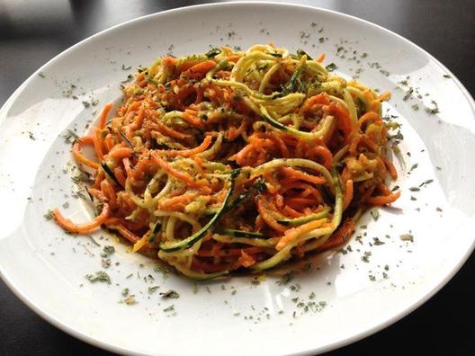 Tök - cukkini "spagetti" egy finom sárga paprika, avokádó, citrom, édeskömény, bazsalikom mártással