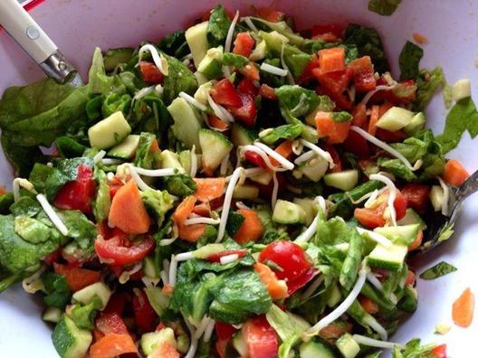 Zöld saláta, sárgarépa, paprika, koktél paradicsom, sárgarépa, csíráztatott mungó bab, cukkini, avokádó és a citromlevet. Könnyed és ropogós! Imádom! ❤