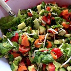 Zöld saláta, sárgarépa, paprika, koktél paradicsom, sárgarépa, csíráztatott mungó bab, cukkini, avokádó és a citromlevet. Könnyed és ropogós! Imádom! ❤