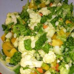 Saláta karfiolból, csikkoréból, zöld saláta, sárga paprika, sárgarépa, avokádó és citromlé.
