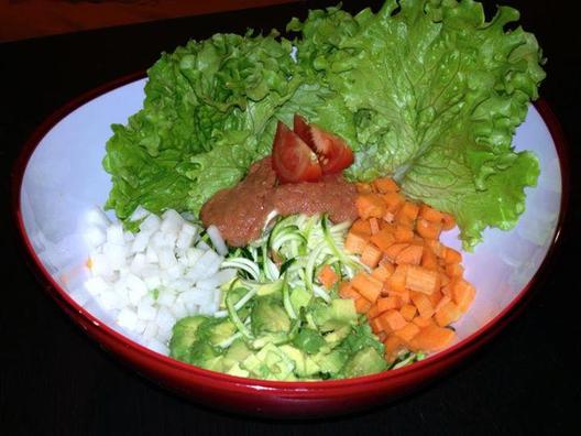 Cukkini, retek, répa, avokádó, salátával, paradicsommal és zeller szósszal