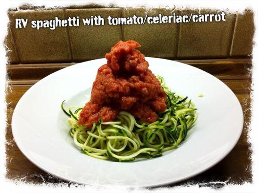 Cukkini spagetti paradicsomos / zeller / sárgarépa mártással <3